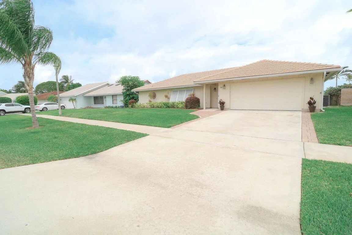 73 Pine Hill Trail W, Jupiter, FL 33469 photo 2