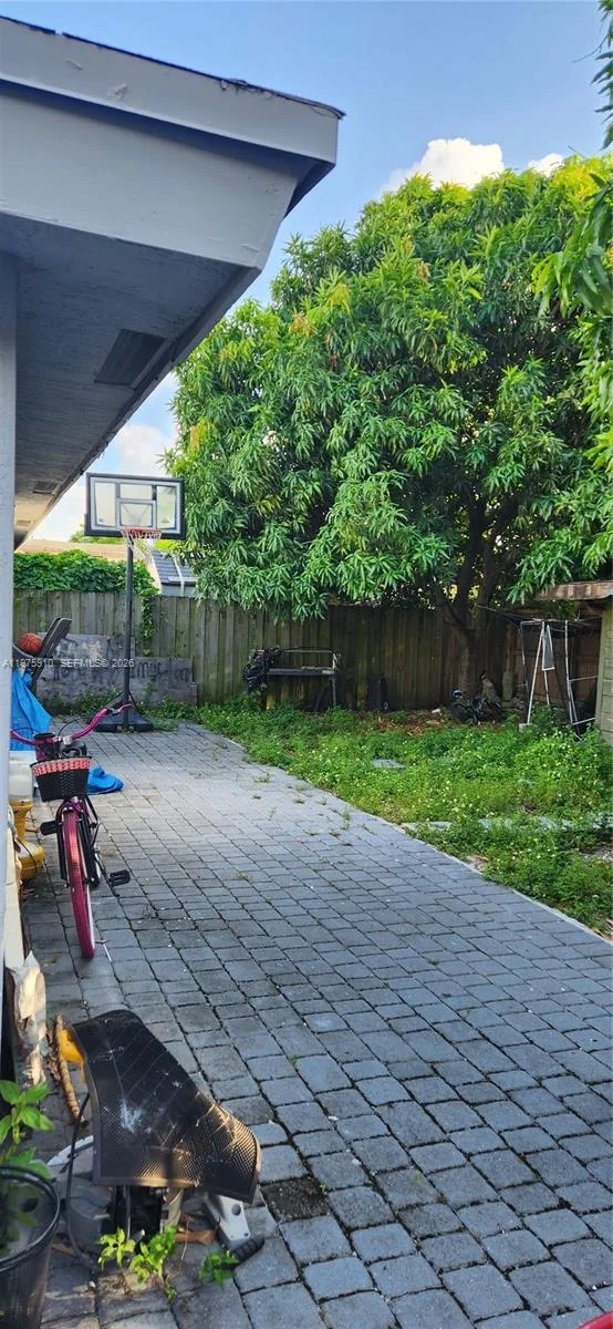 150 NW 17th Ct, Miami, FL 33125 photo 6