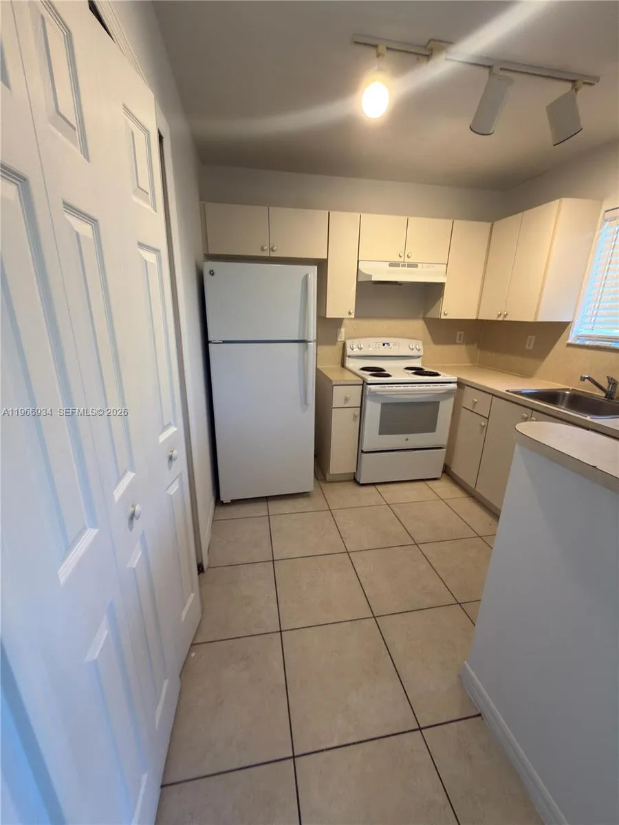 930 NE 34th Ave # 201, Homestead, FL 33033 photo 13