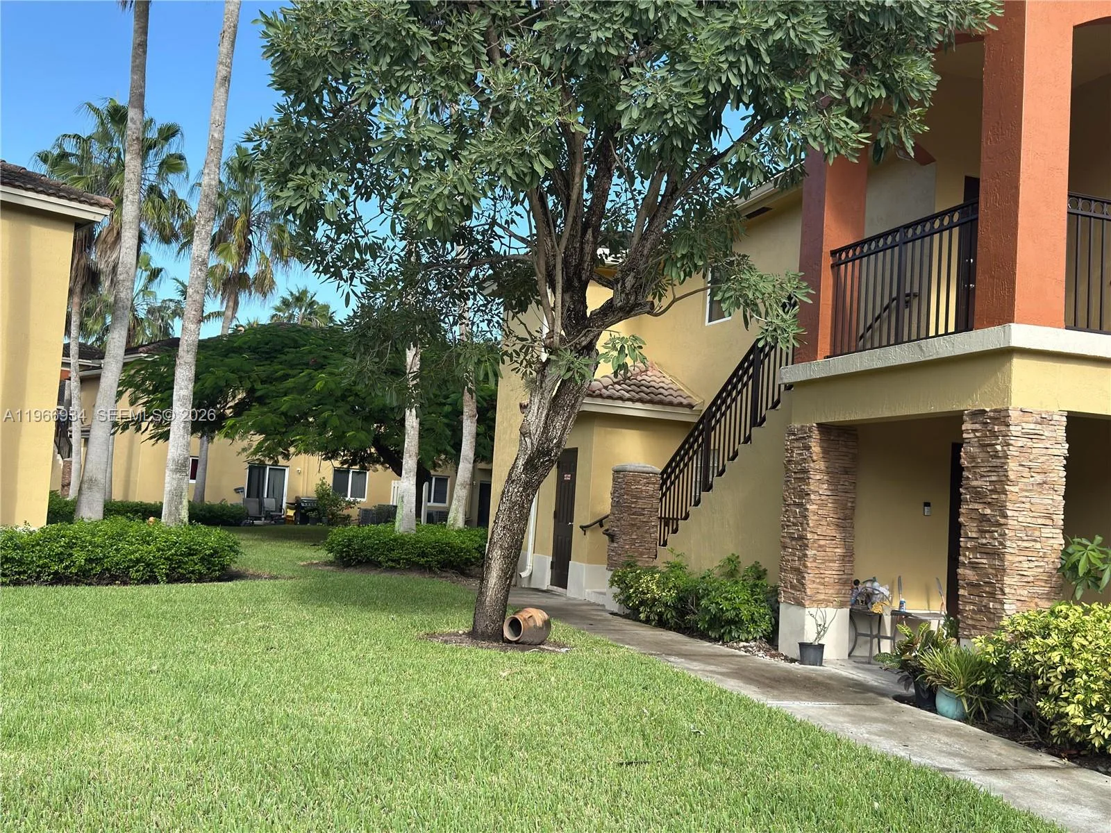 930 NE 34th Ave # 201, Homestead, FL 33033 photo 2