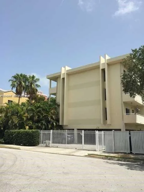 5839 SW 74th Ter # 203, South Miami, FL 33143