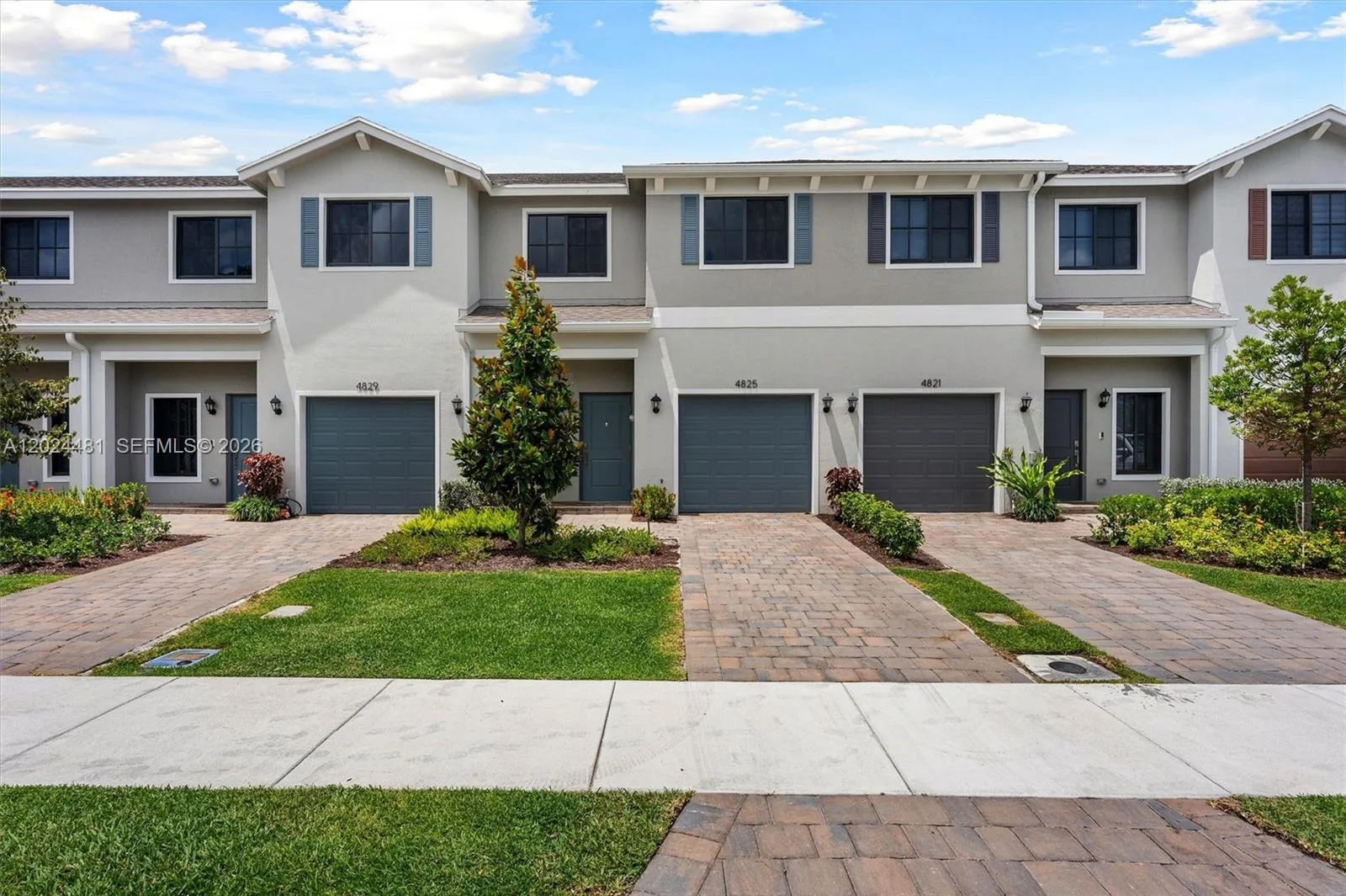 4825 Dillion St, Lake Worth, FL 33463