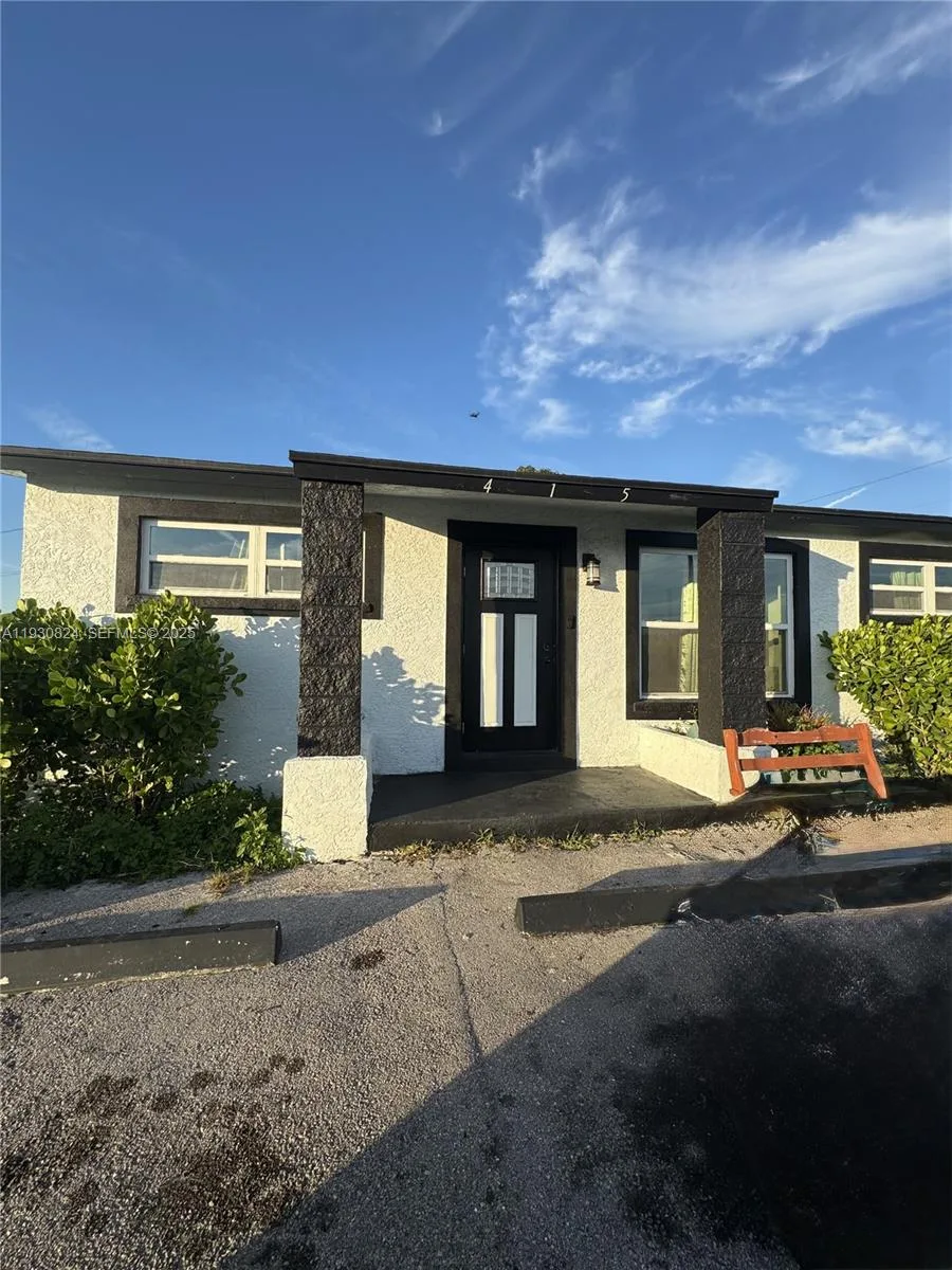 415 SE 4th St, South Bay, FL 33493