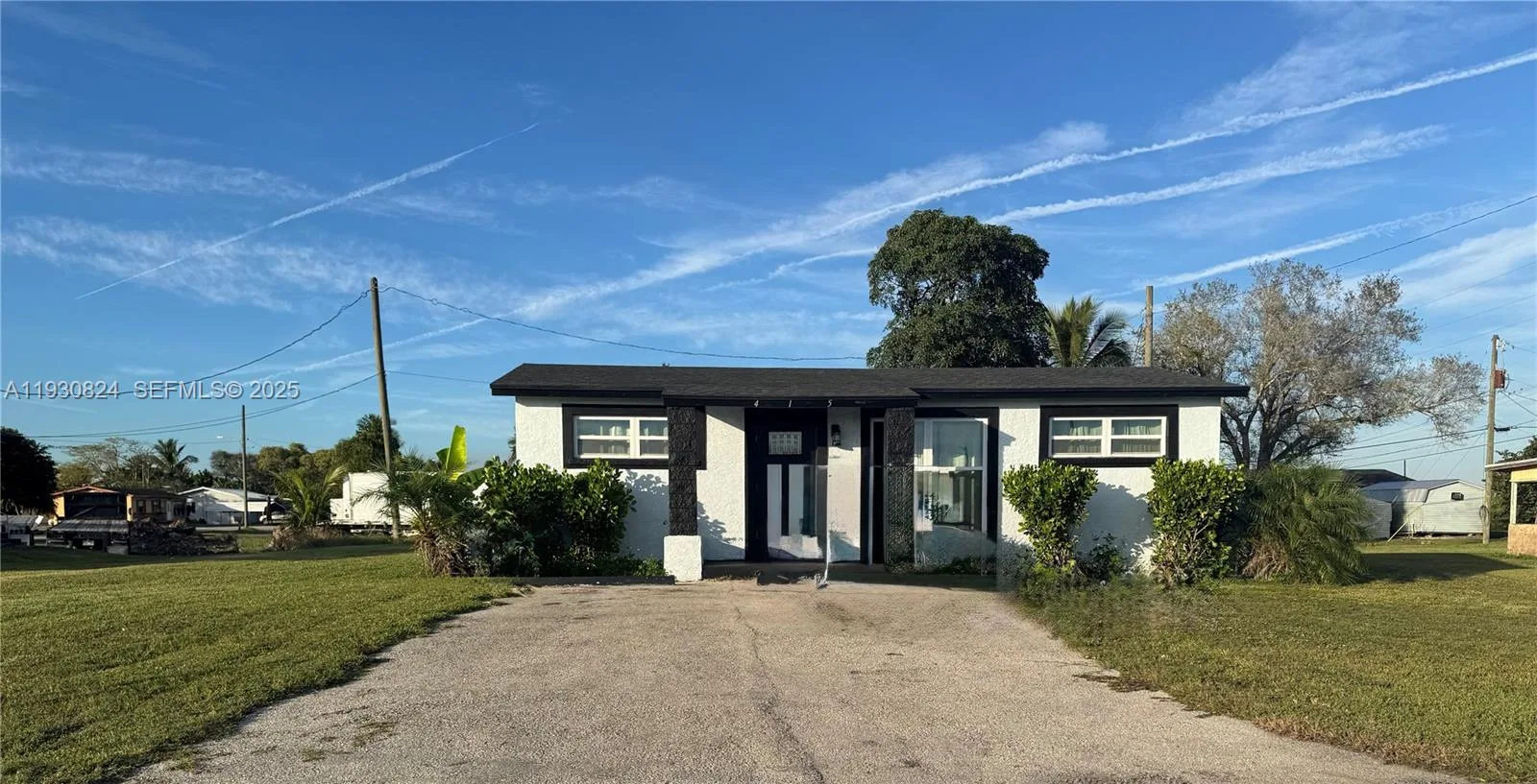 415 SE 4th St, South Bay, FL 33493 photo 2