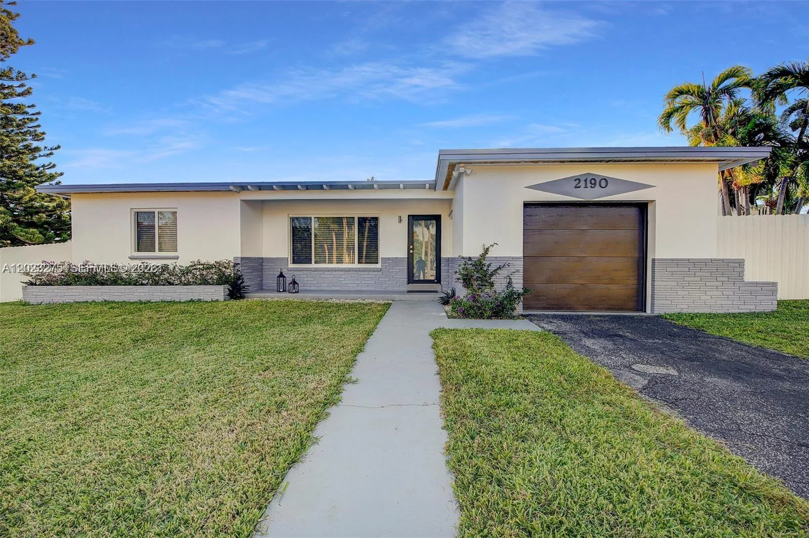 2190 NE 169th St, North Miami Beach, FL 33162