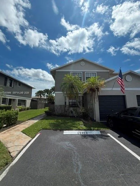 10726 NW 11th St, Pembroke Pines, FL 33026