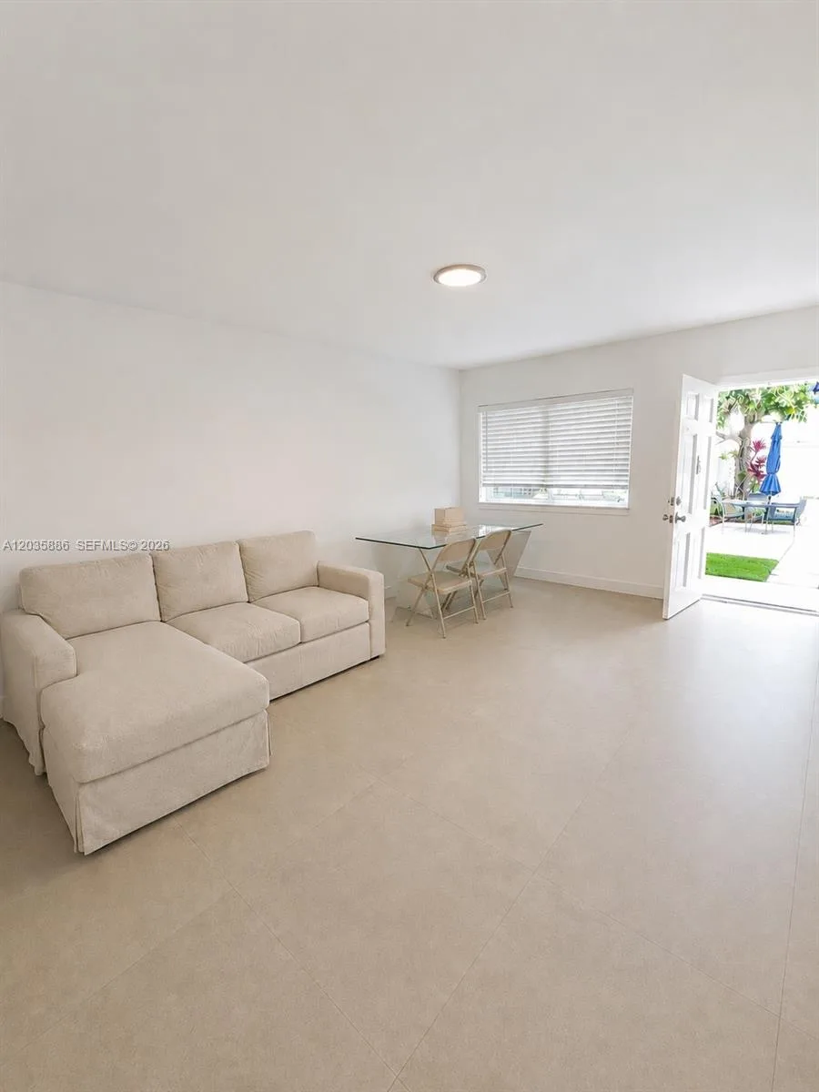 467 Golden Isles Dr # 110, Hallandale Beach, FL 33009