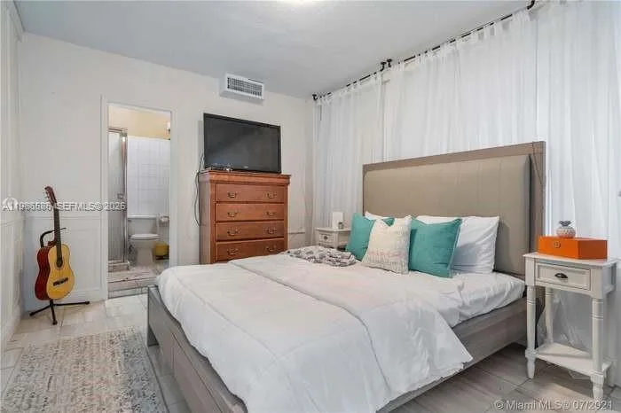 52 E 50th Pl, Hialeah, FL 33013 photo 8