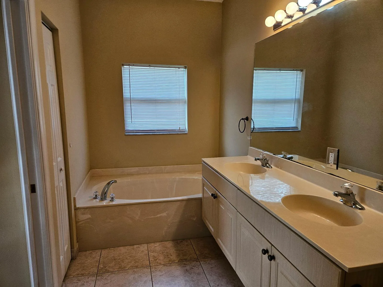 394 NW BREEZY POINT Loop, Port St. Lucie, FL 34986 photo 4