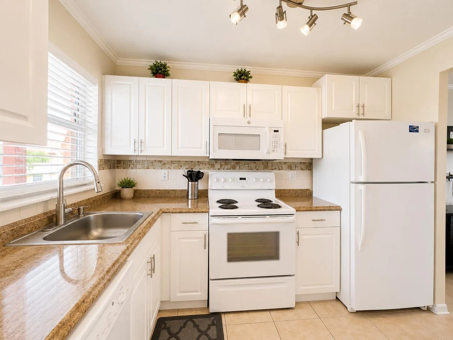 2651 SUNRISE LAKES Drive E # 310, Sunrise, FL 33322 photo 3