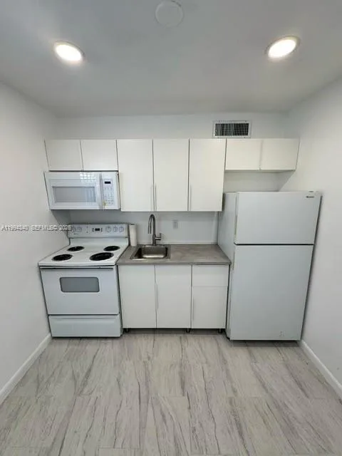 30 SE 4th Ave # 109, Hallandale Beach, FL 33009 photo 5