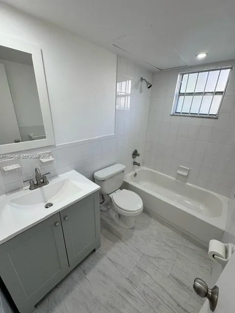 30 SE 4th Ave # 109, Hallandale Beach, FL 33009 photo 9