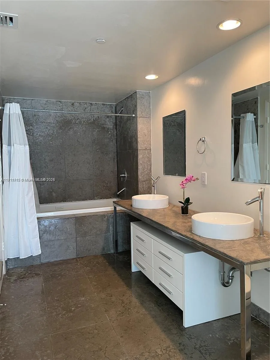 495 Brickell Ave # 909, Miami, FL 33131 photo 3