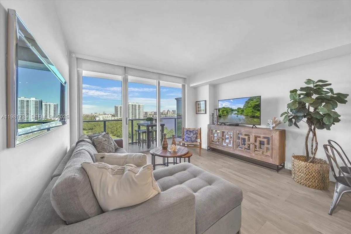 16385 Biscayne Blvd # 1104, North Miami Beach, FL 33160 photo 5