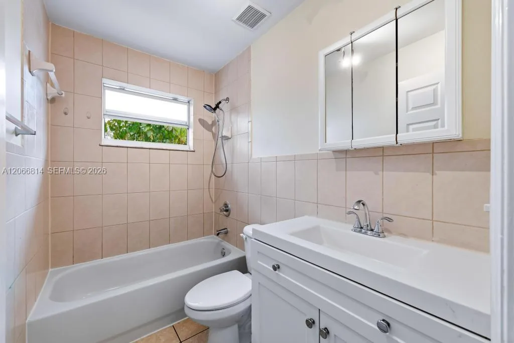 3072 NW 14th St # REAR, Miami, FL 33125