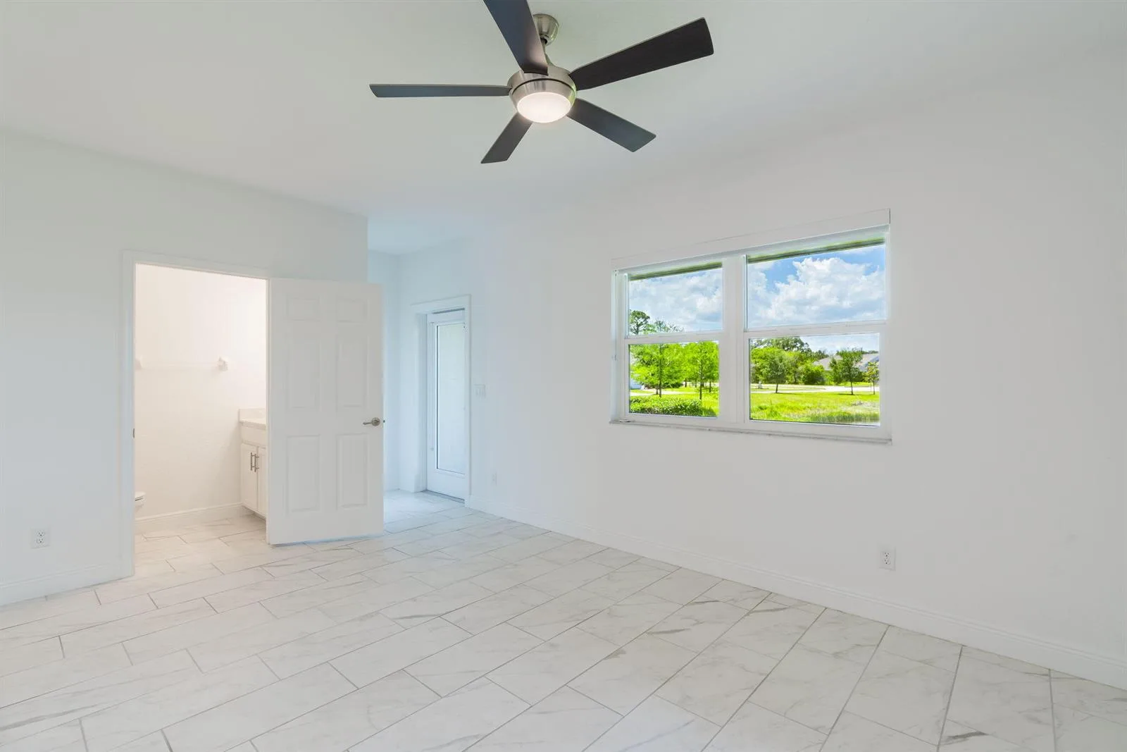 696 NE Waters Edge Lane, Port St. Lucie, FL 34983 photo 10