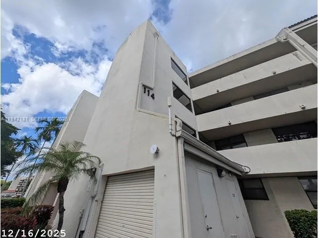 114 Lake Emerald Dr # 104, Oakland Park, FL 33309