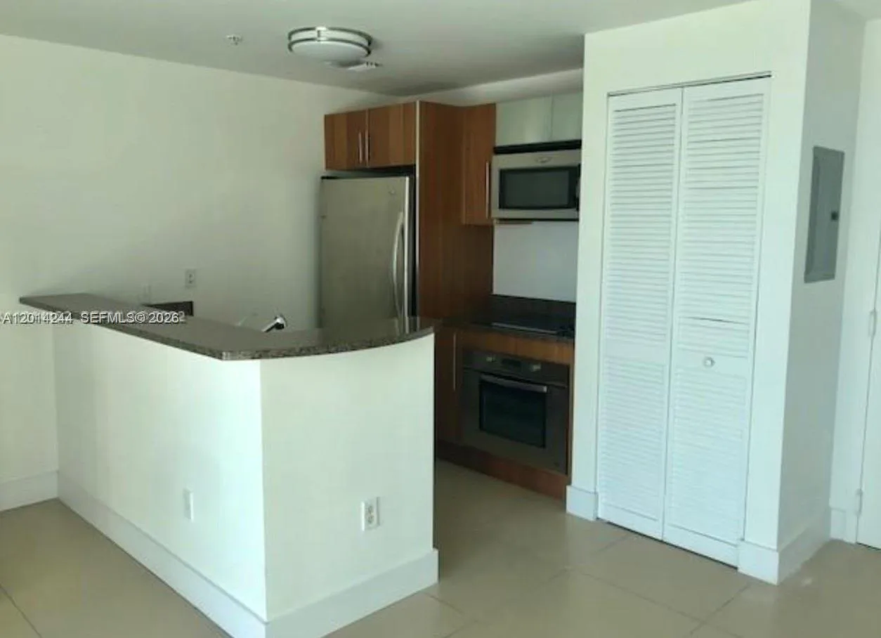 300 S Biscayne Blvd # L-L32, Miami, FL 33131 photo 2