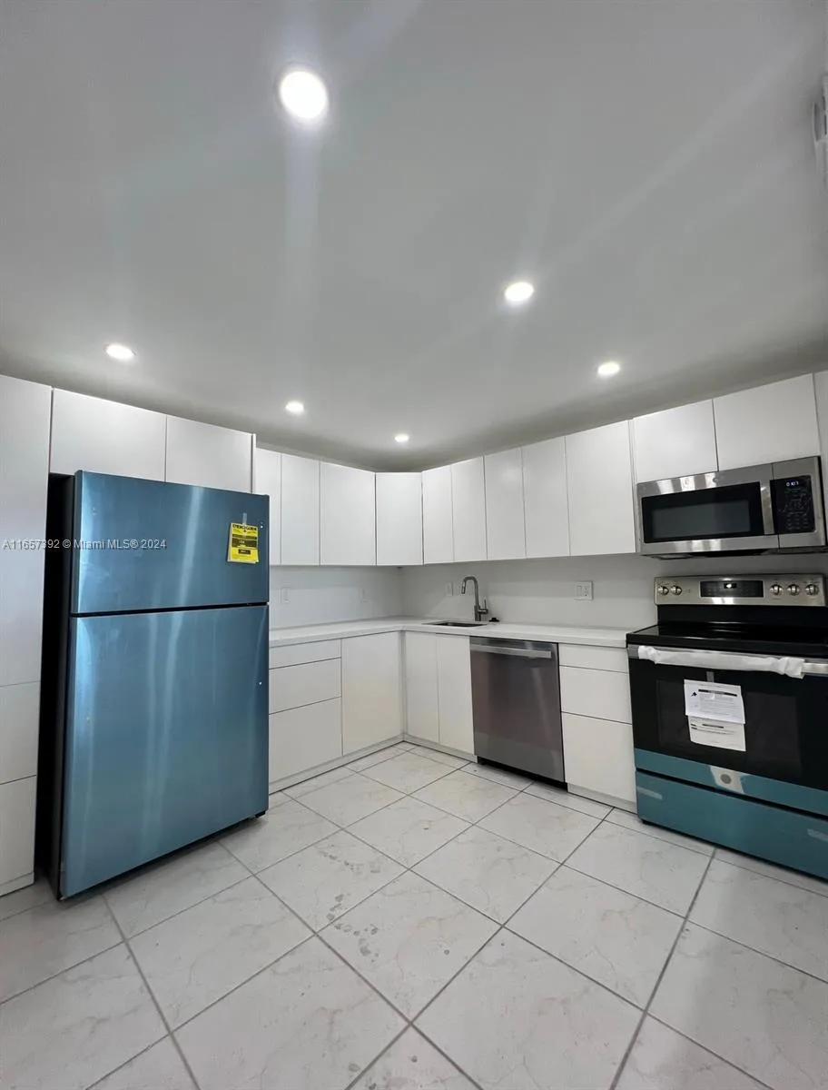 13499 Biscayne Blvd # 1405, North Miami, FL 33181 photo 2