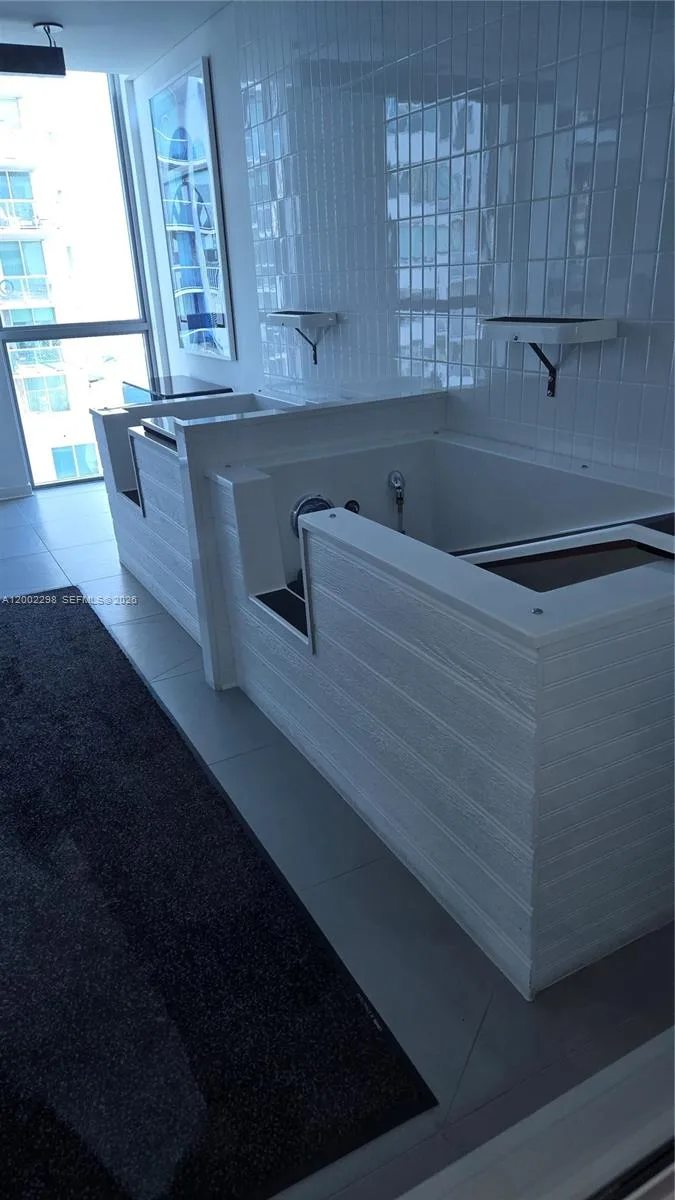 227 NE 2nd St # 1613, Miami, FL 33132 photo 3