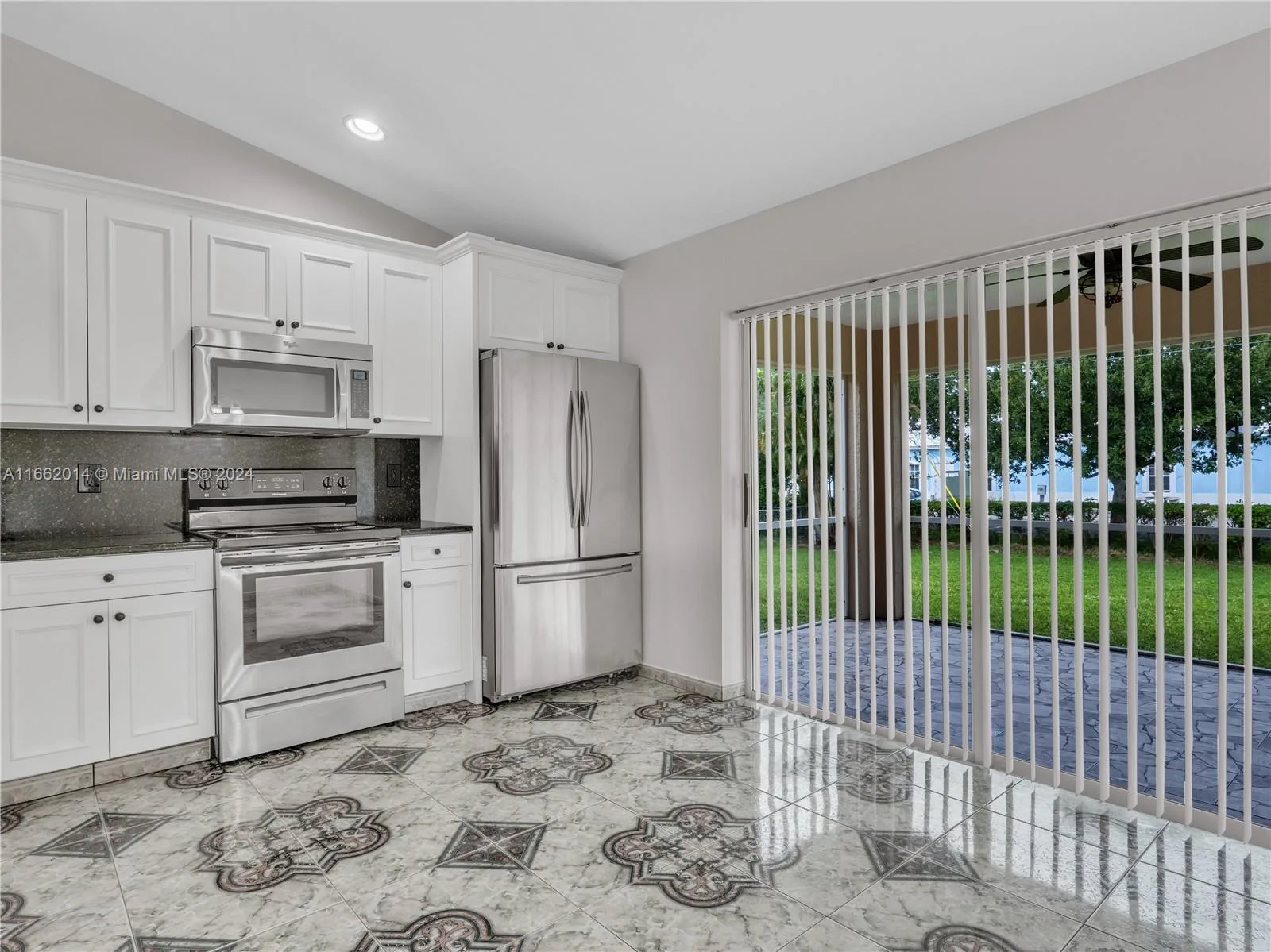 912 SE 5th PL, Cape Coral, FL 33990 photo 2