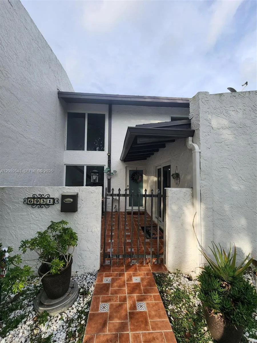 6931 SW 111th Ct, Miami, FL 33173