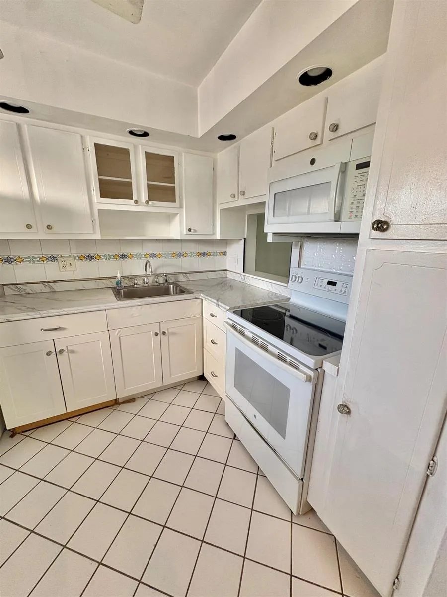 209 OXFORD 200, West Palm Beach, FL 33417 photo 3
