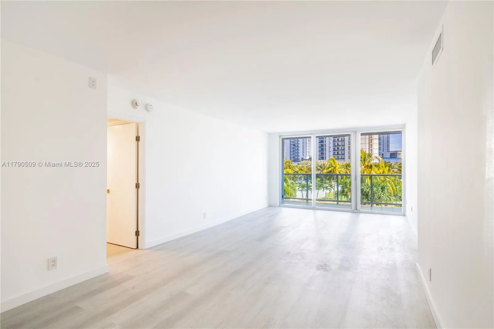 100 Bayview Dr # 314, Sunny Isles Beach, FL 33160 photo 3