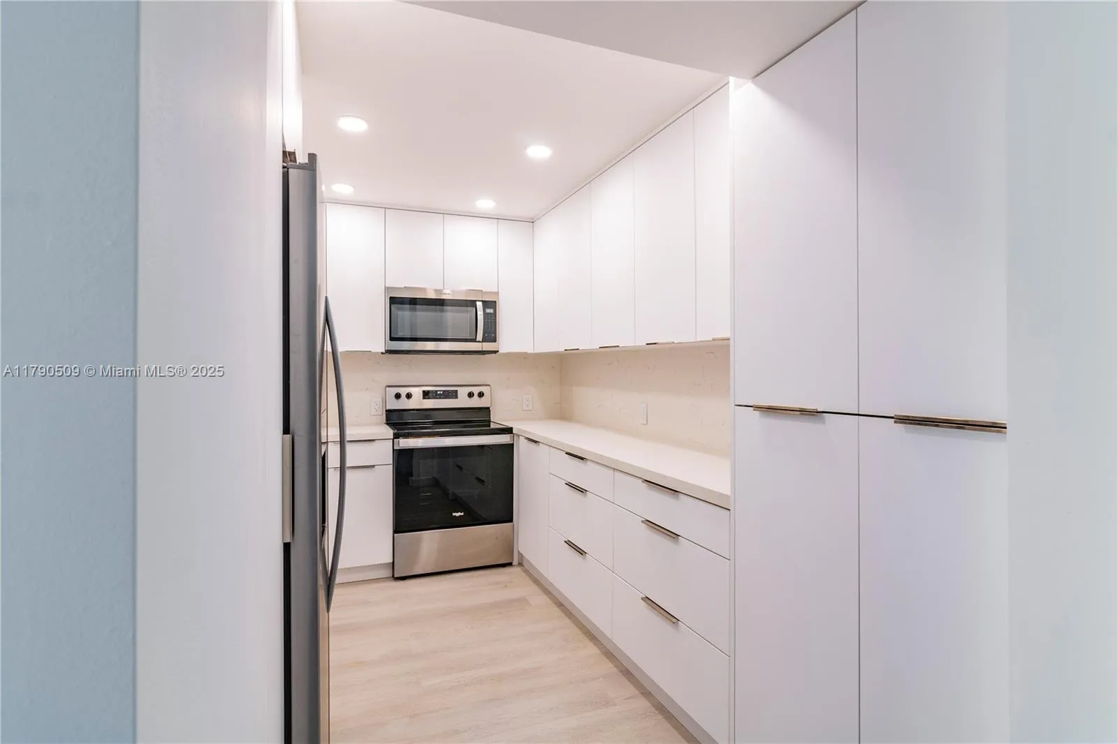 100 Bayview Dr # 314, Sunny Isles Beach, FL 33160 photo 6