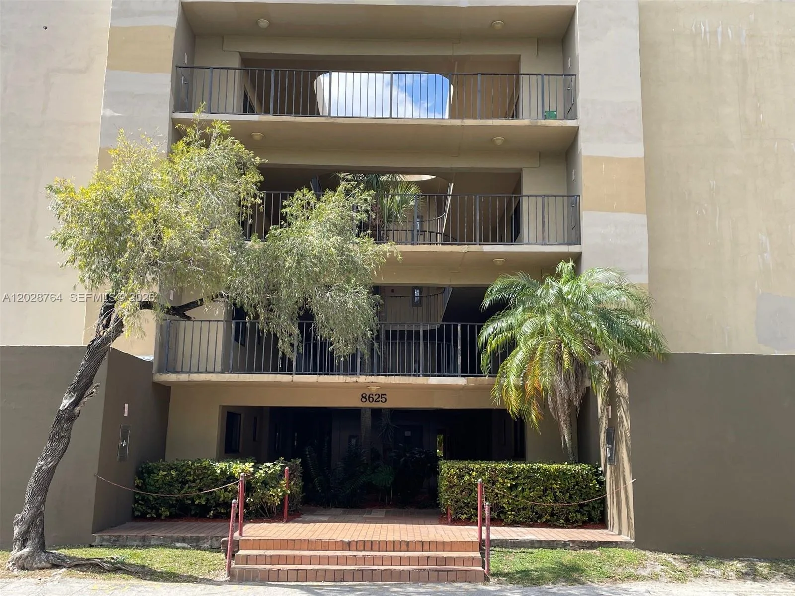 8625 NW 8th St # 402, Miami, FL 33126 photo 4