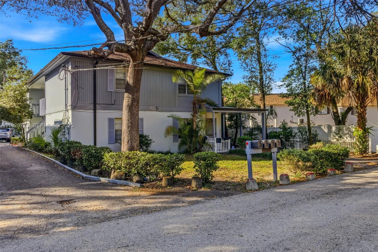 9208 N Connechusett Rd, FL 33617