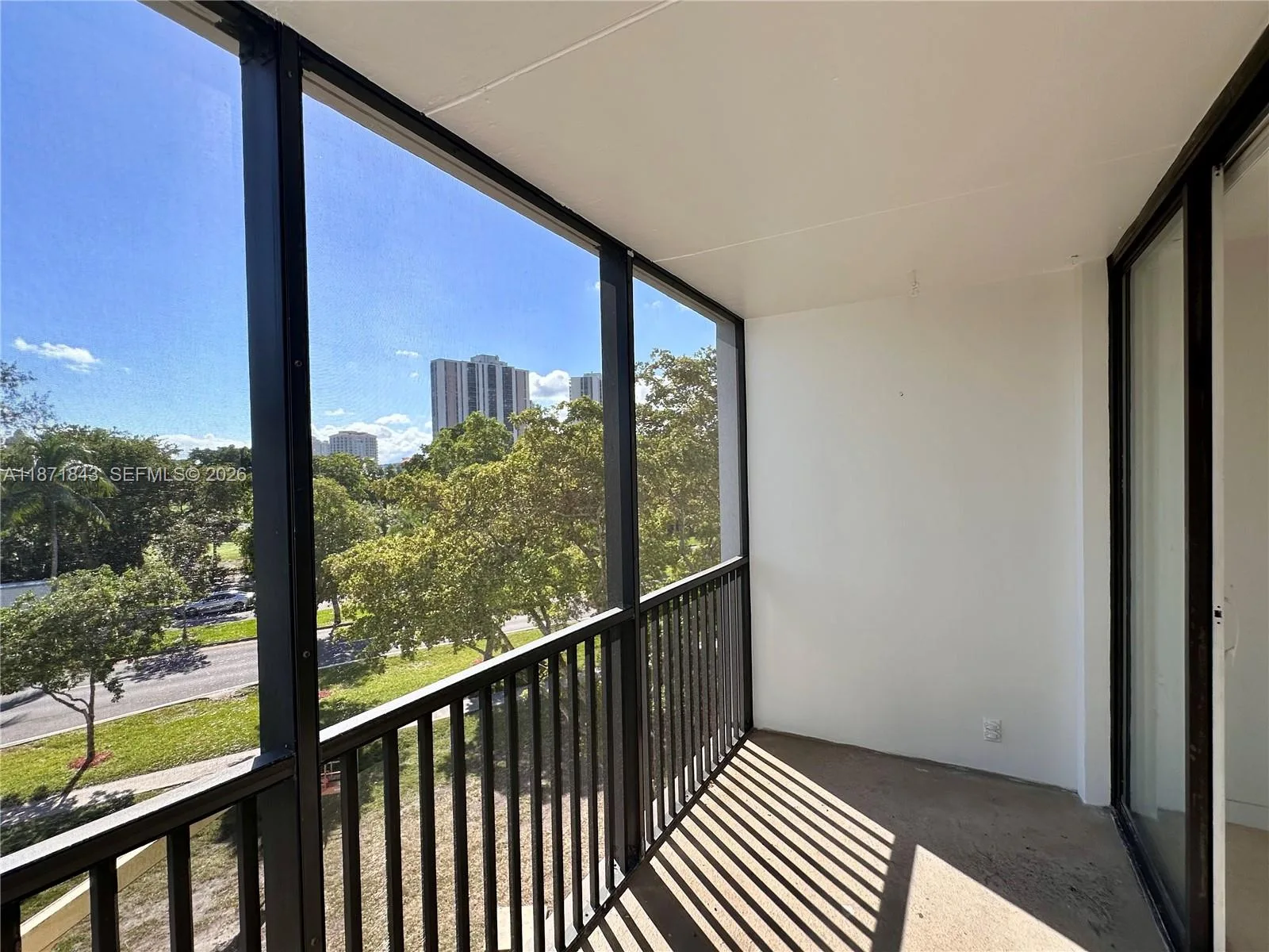 3301 N Country Club Dr # 410, Aventura, FL 33180