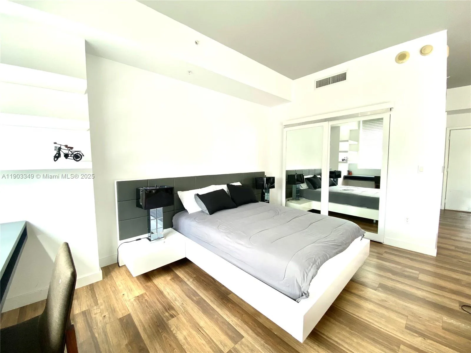 133 NE 2nd Ave # 2904, Miami, FL 33132 photo 4