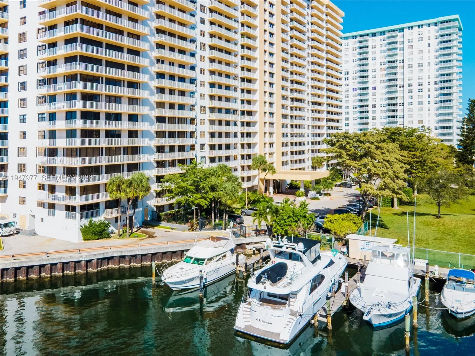 290 174th St # 318, Sunny Isles Beach, FL 33160 photo 4