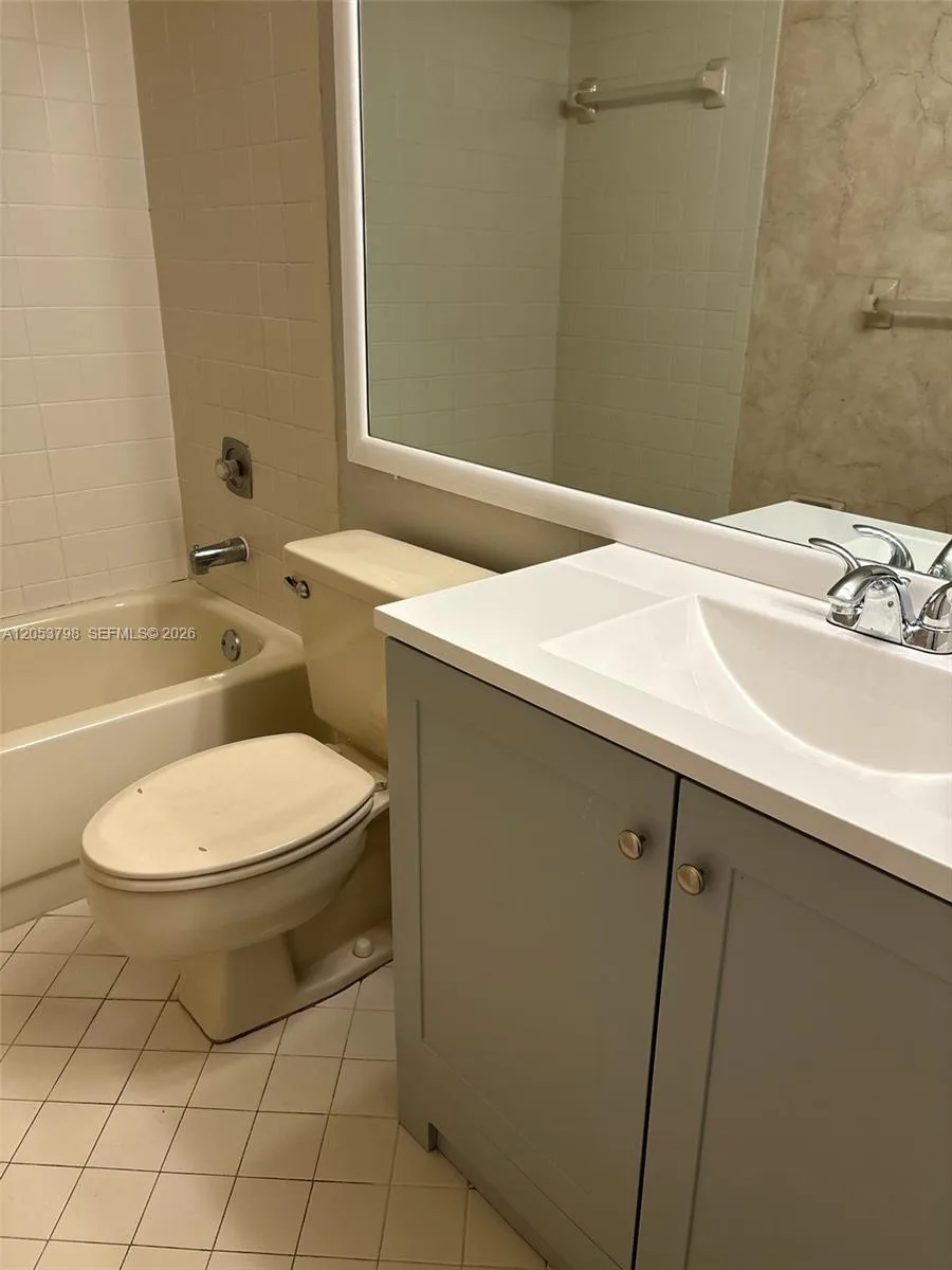 112 Lake Emerald Dr # 207, Oakland Park, FL 33309 photo 3