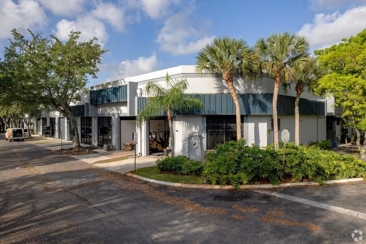 6741 W Sunrise Boulevard, Plantation, FL 33313 photo 2