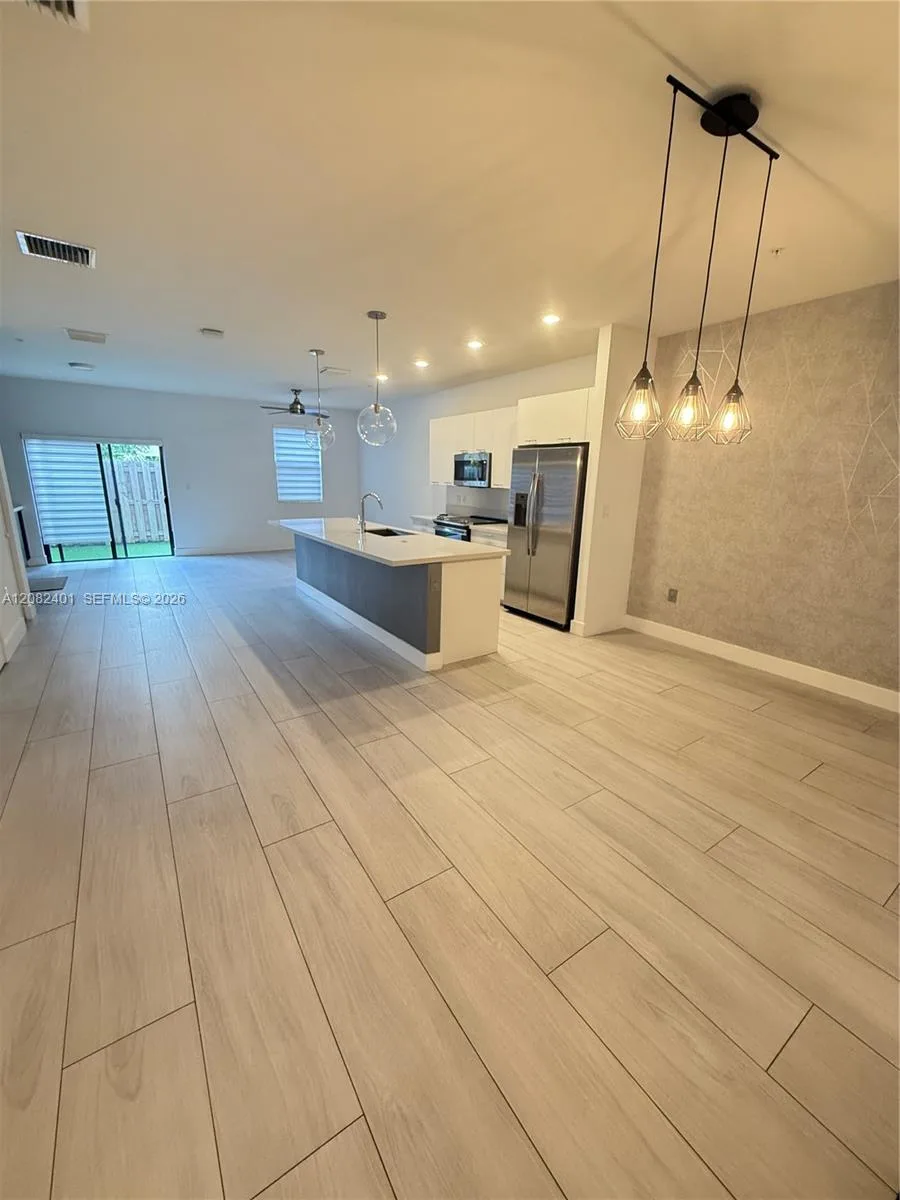 10407 NW 82nd St # 4, Doral, FL 33178