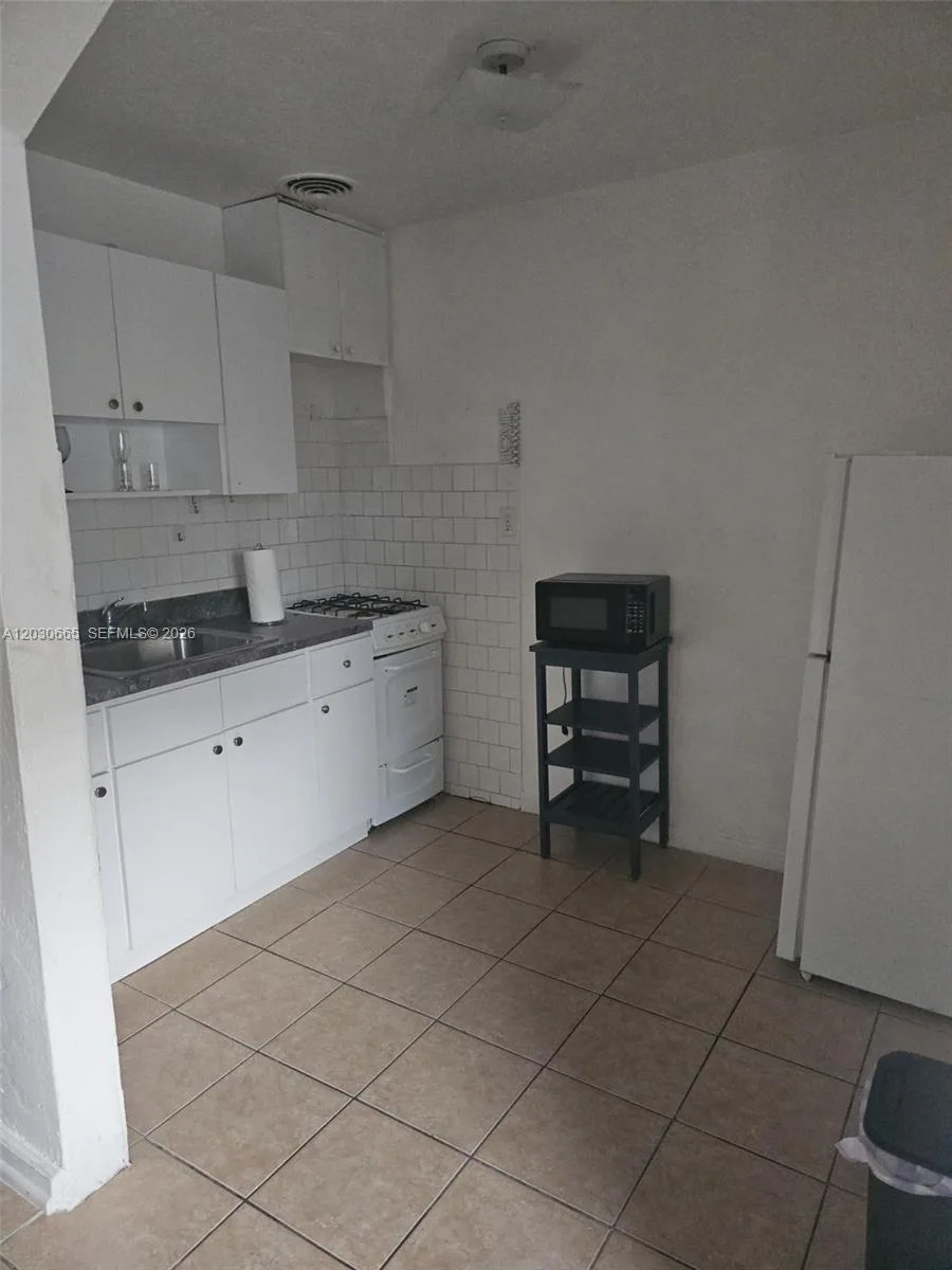 615 NE 4th St # 2, Hallandale Beach, FL 33009