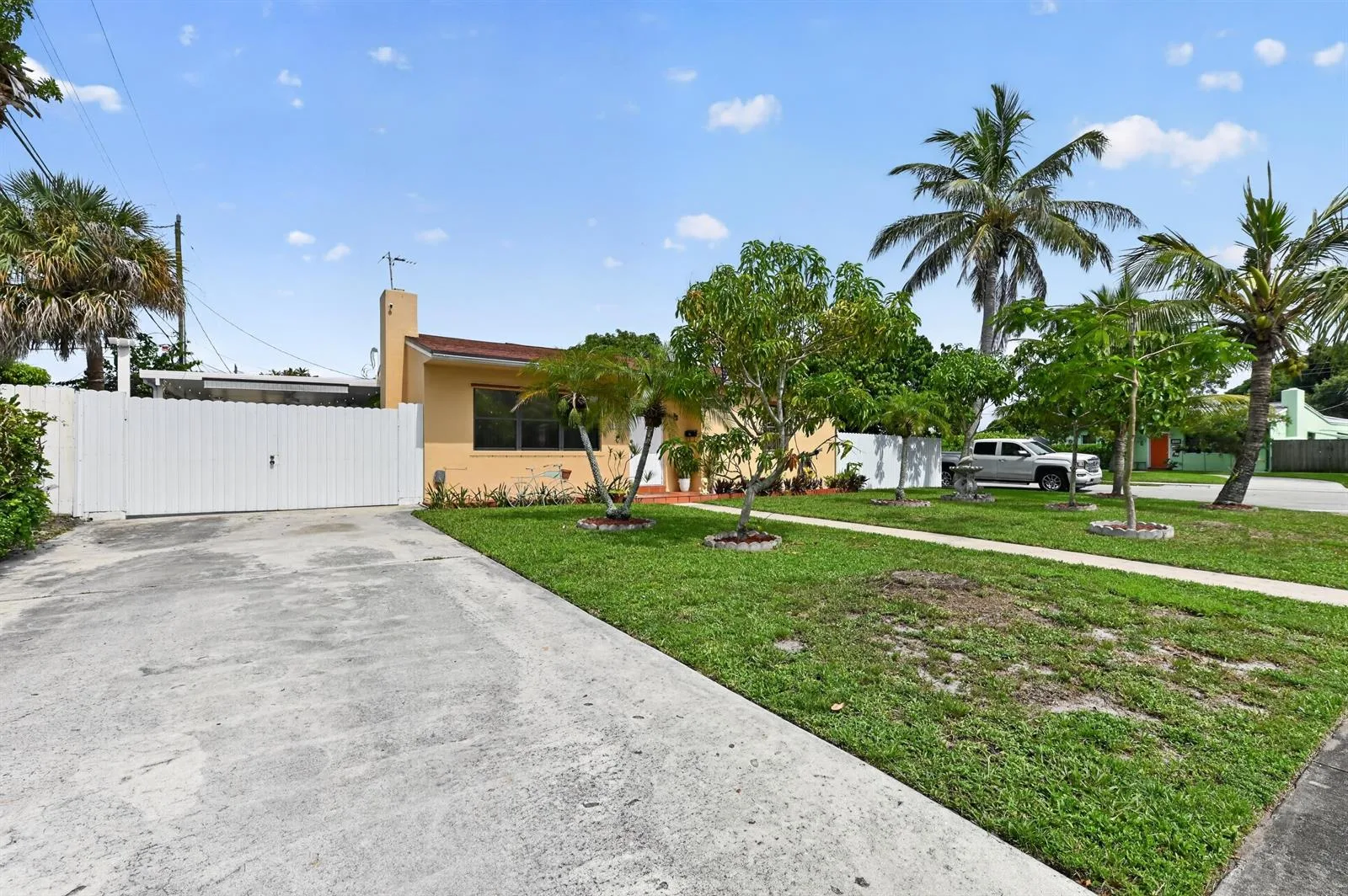 5826 CHURCHILL Court, West Palm Beach, FL 33405 photo 3