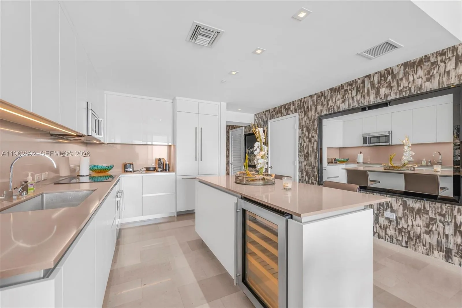 88 SW 7th St # 3806, Miami, FL 33130 photo 2