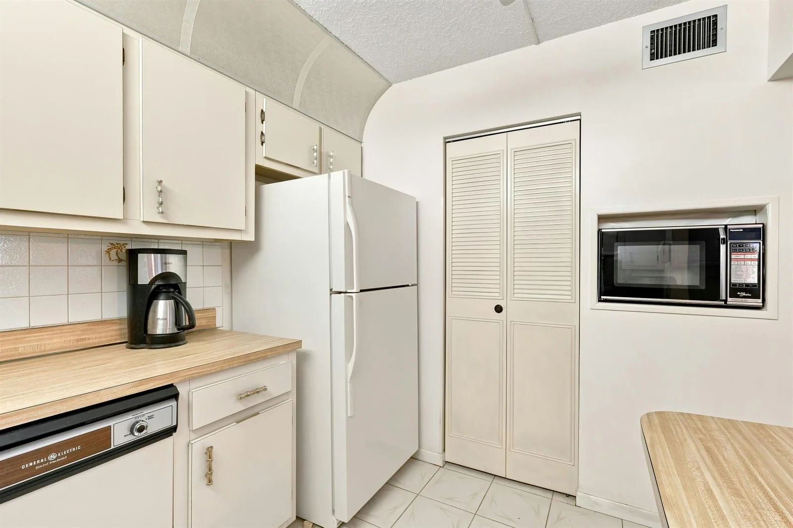 204 Pine Hov Circle # B-1, FL 33463 photo 12