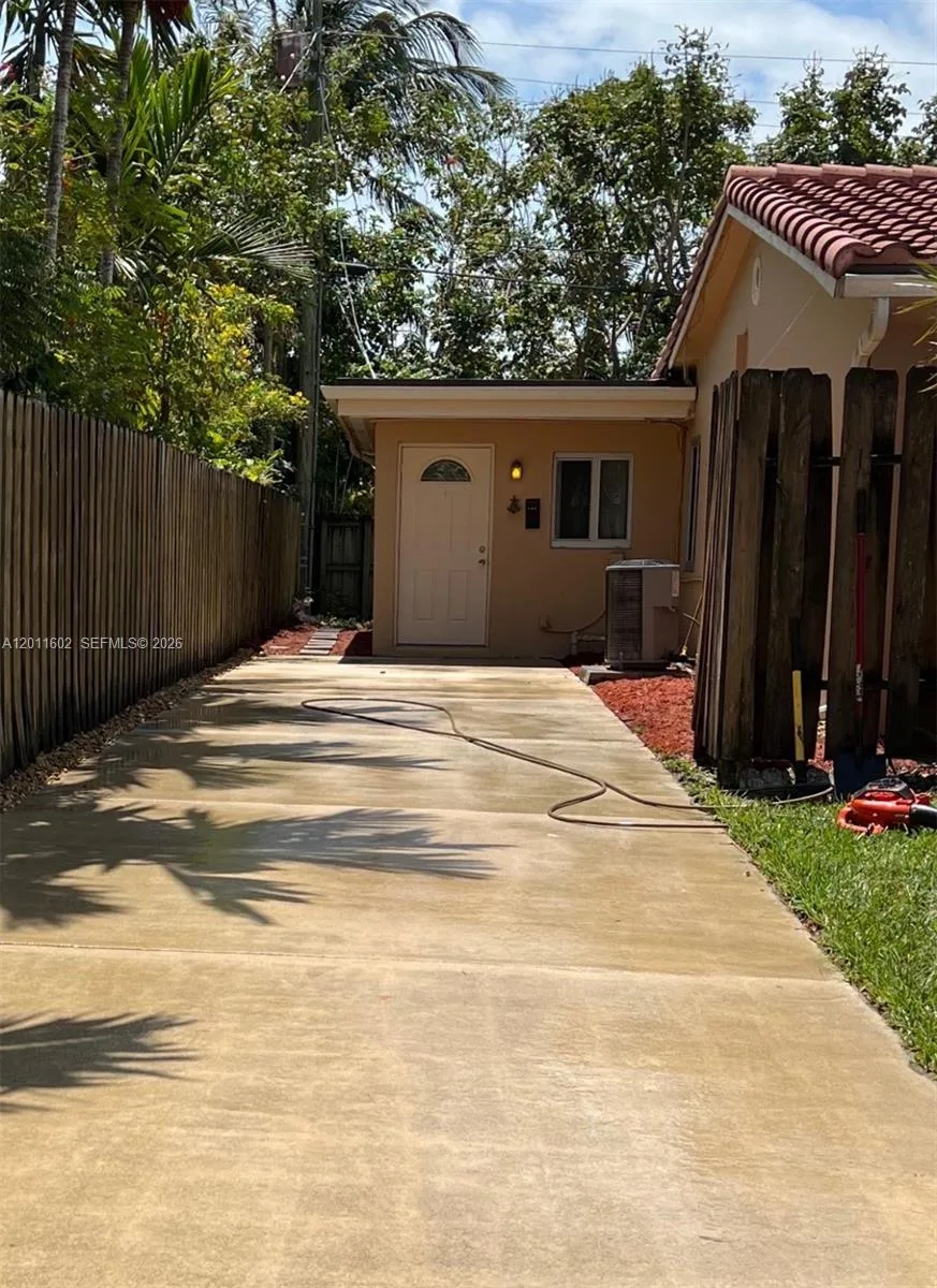 40 SE 8th St, Dania Beach, FL 33004 photo 2