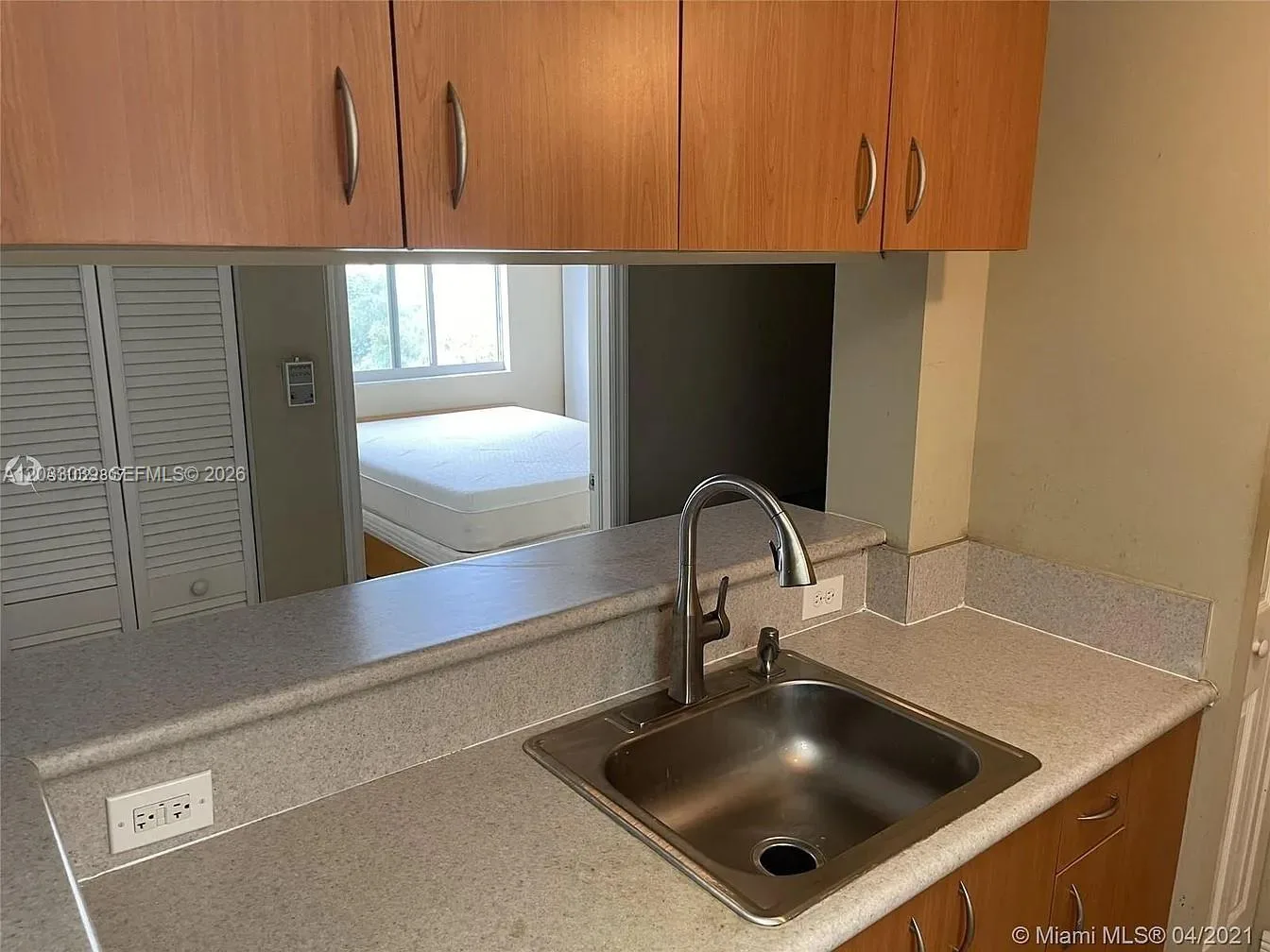 816 NW 11th St # 704, Miami, FL 33136