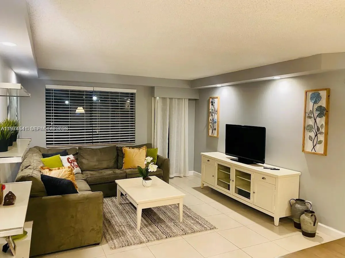301 Golden Isles Dr # 109, Hallandale Beach, FL 33009 — zdjęcie 2