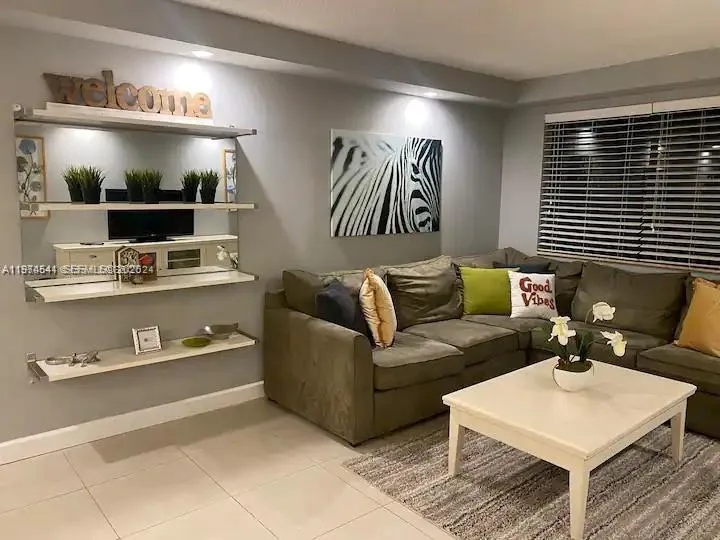 301 Golden Isles Dr # 109, Hallandale Beach, FL 33009 — zdjęcie 4
