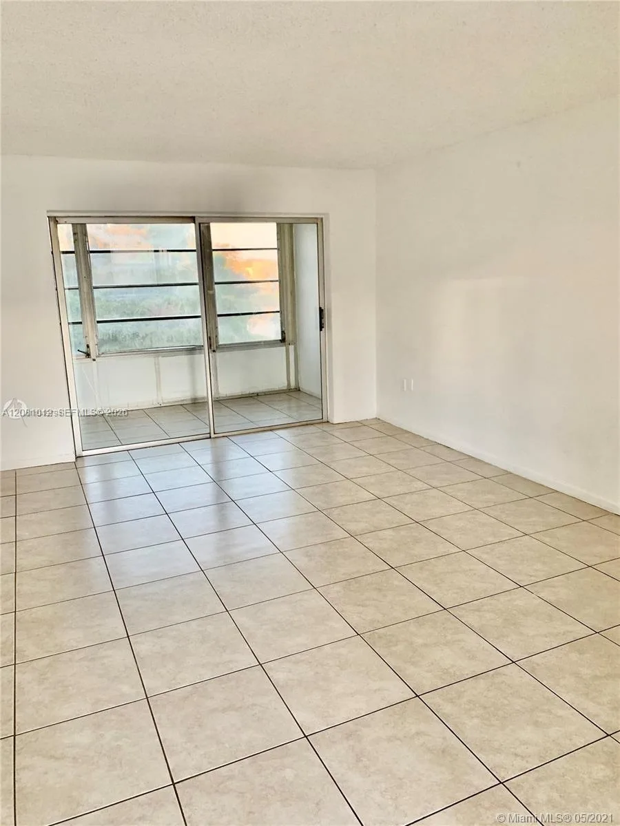 8220 Sunrise Lakes Blvd # 307, Sunrise, FL 33322