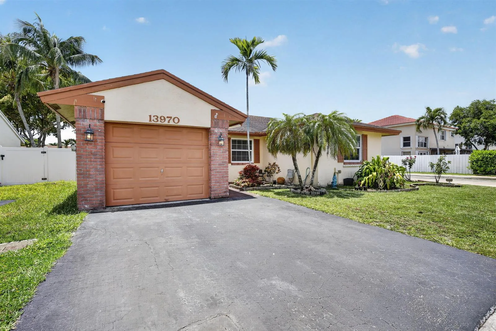 13970 Oaklawn Place, Davie, FL 33325