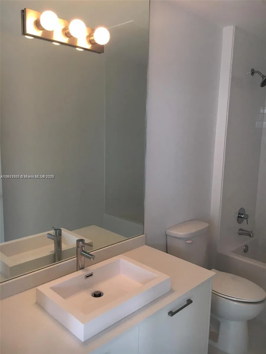 151 SE 1st St # 1611, Miami, FL 33131 photo 3