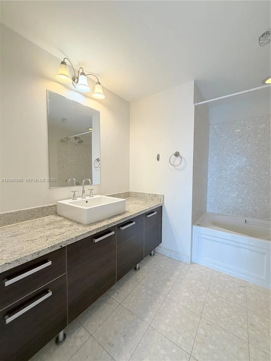 185 SW 7th St # 3105, Miami, FL 33130 photo 12
