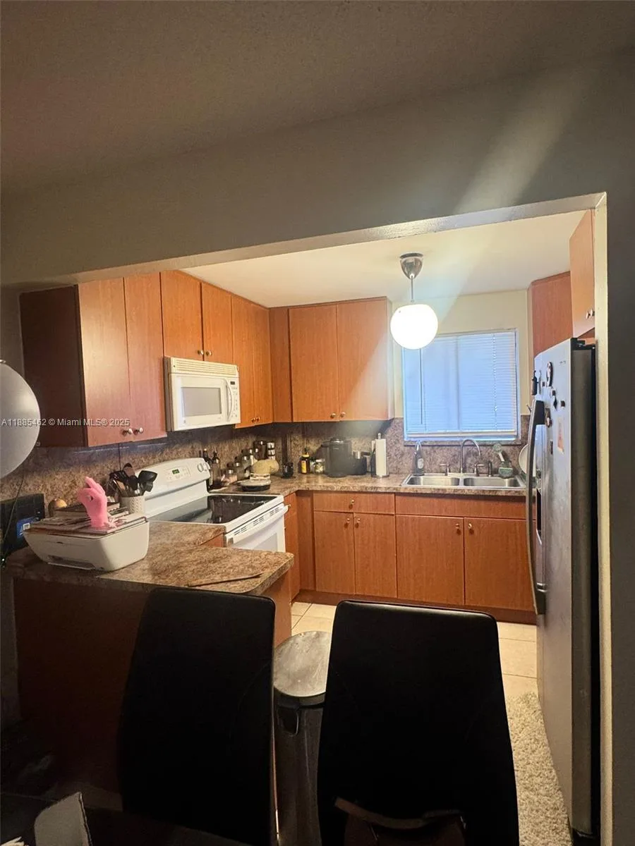 6900 SW 39th St # 106J, Davie, FL 33314